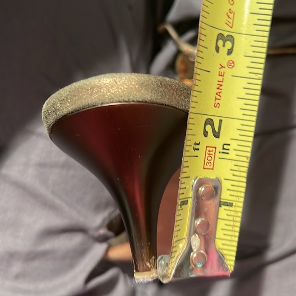 Giuseppe Zanotti heels with metal and Rhinestone articulated gecko on the front. - Picture 8 of 11